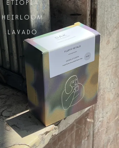 Caja de café de especialidad de Etiopía, Fluffy Petals de DAK, en el alféizar
